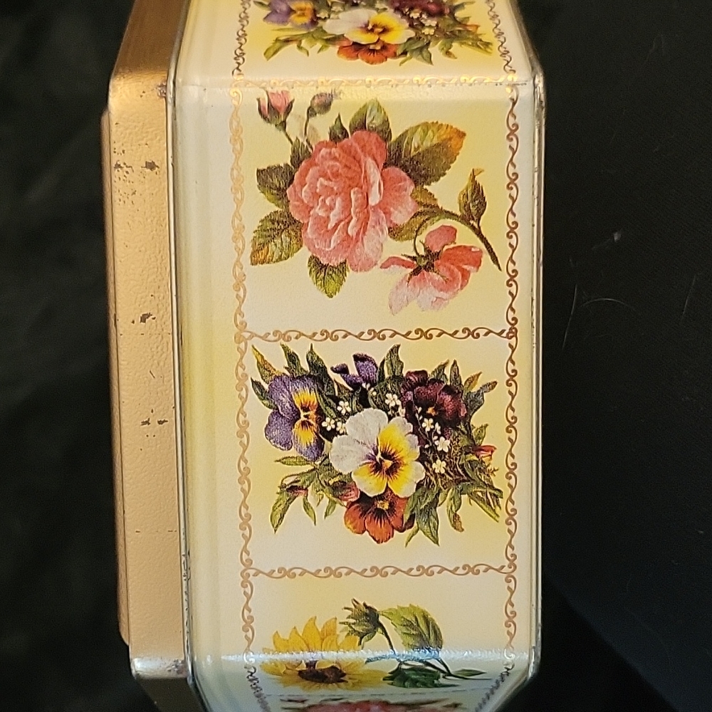 Vintage Rose 🌹 Octagon  Tin - Picture 13 of 16